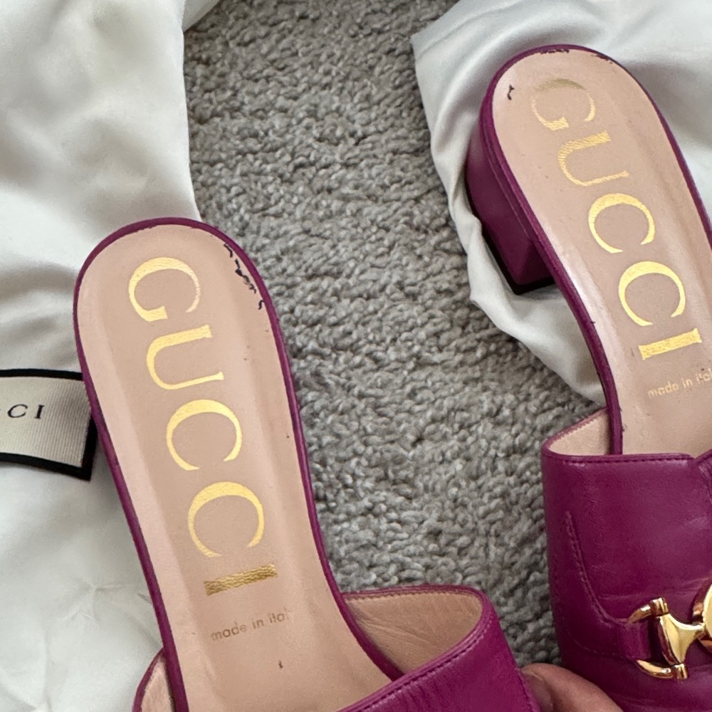 Gucci Women's Magenta Mules with Gold Detail - Picture 5 of 14